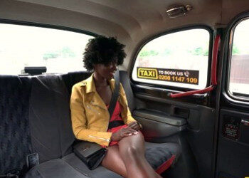 Imagen Golfa africana se folla al taxista y le sale el viaje gratis