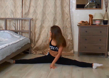 Imagen Morena flexible olvida el yoga para montar sobre su novio