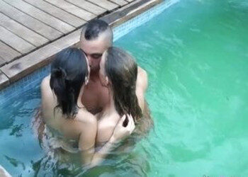 Imagen Pareja española comparte piscina y cama con una amiguita